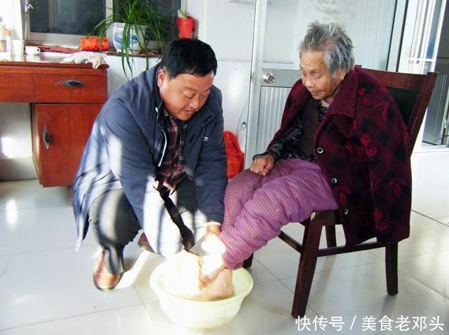 男子兼职送外卖供儿子读大学,晚上去网吧送外