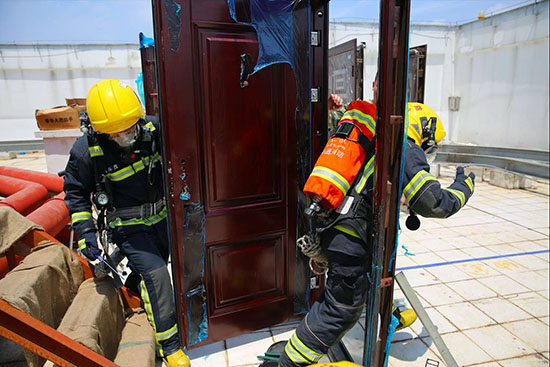 图为消防官兵进行楼顶防盗门拆除.李斌/摄