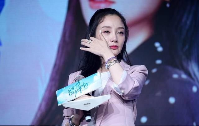 卓伟方面排到李小璐和嘻哈男歌手pgone在吃完饭后,回到pgnoe所住小区