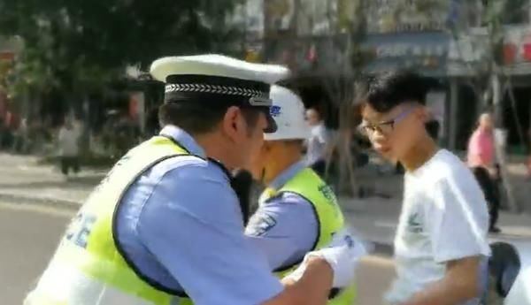 考生裤子带金属拉链无法入场 一群家长围着撕衣服