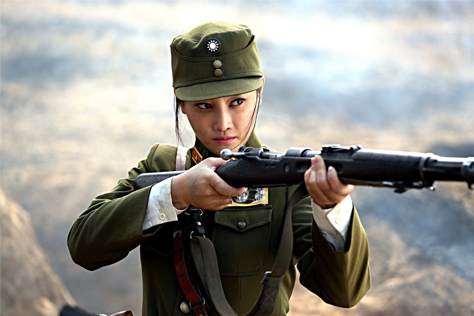 此次演员牛丽燕再挑女一大梁，本色出演“俊美国军”高萍，不仅和余东风成为一对欢喜冤家，也是苏小菊同父异母的妹妹。