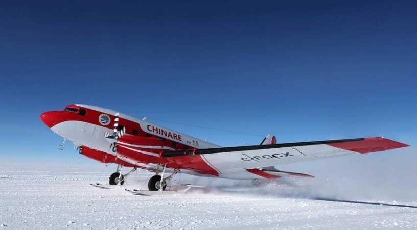 中国极地固定翼飞机“雪鹰601”在中国第35次南极科学考察期间，顺利完成东南极内陆分冰岭、埃默里冰架南缘等重要航线探测任务。　　依托“雪鹰601”飞机，本次科考在南极冰脊B、伊丽莎白公主地、埃默里冰架南缘等区域，开展了大范围、详细的航空冰雷达、航空重力和磁力观测。