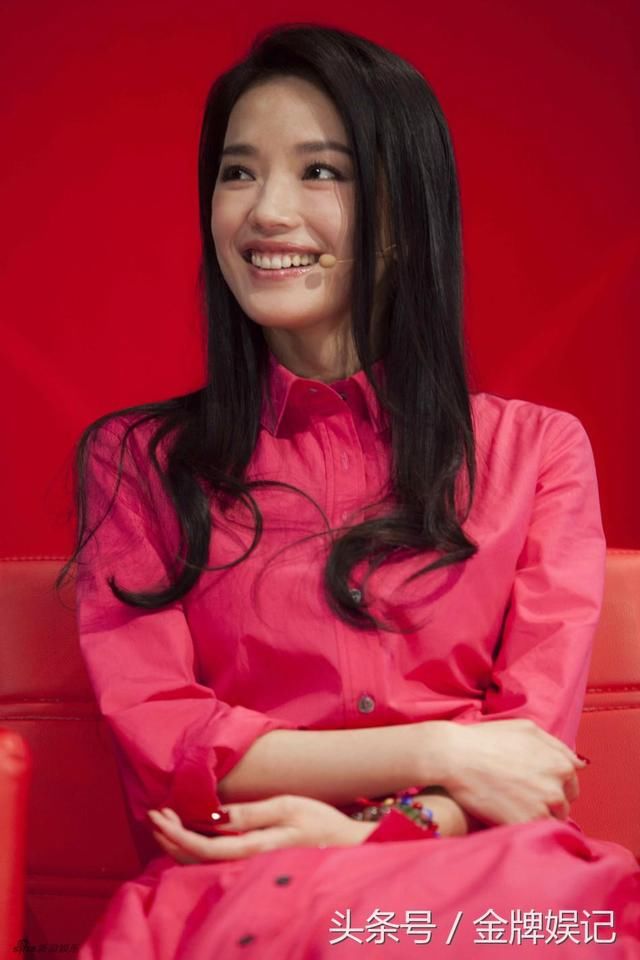 舒淇中餐厅第二季拍摄花絮曝光,身穿真丝印花