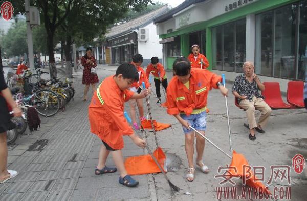 市育才小学学生参加暑期职业体验活动