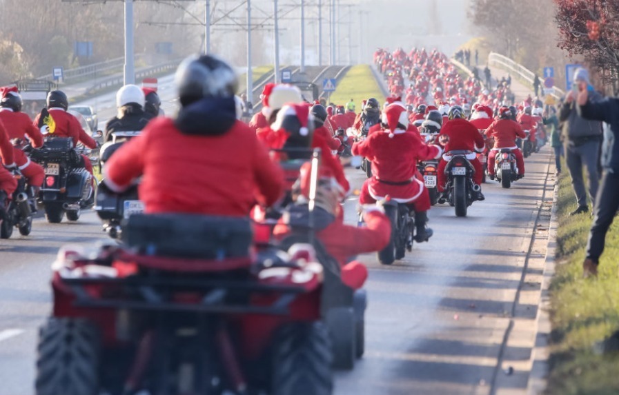 波兰格但斯克，许多圣诞老人骑着摩托车参加一年一度的盛大游行，游行队伍中有近2000名骑手，他们收集到的钱会捐给贫困儿童，用于购买圣诞礼物和温暖的食物。