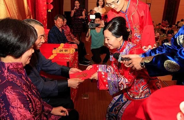 婚禮當天我不肯改口喊爸媽,婆婆竟把改口費砸在我身上