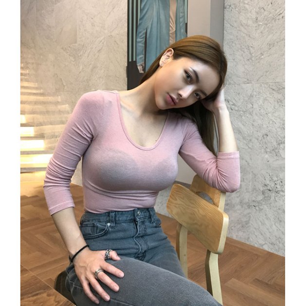 会打扮的女人都不穿裙子了,现在流行这样紧身t恤,性感又迷人