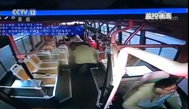 暖心时刻·焦作一男子公交车上发病 司机乘客合力救助 暖心时刻·焦作一男子公交车上发病 司机乘客合力救助