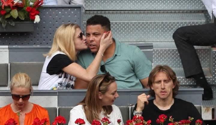 体育足坛传奇罗纳尔多携女友观战大师赛,比赛