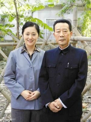 64岁李雪健与老婆于海丹恩爱照,老戏骨背后的女人原来这么不简单