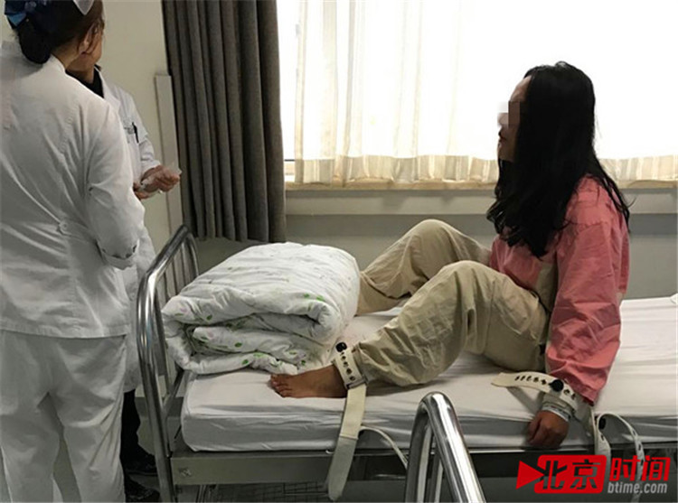 新来的患者因情绪过激,被束缚带约束在病床上 图/北京时间 周瑶