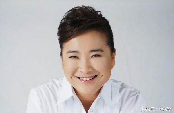 贾玲团队集体亮相狗年春晚赢满堂彩 她已成内