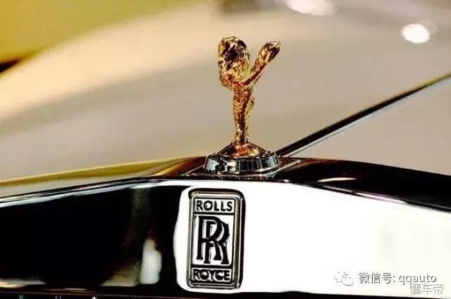 新买奔驰SUV车标一夜不翼而飞,小小车标竟值