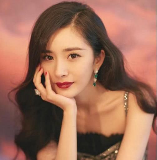 抖音小哥哥化妆模仿杨幂,涂上口红完成妆容后