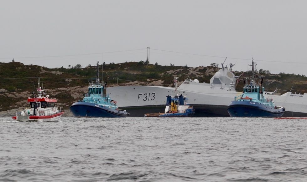 挪威海岸警备队救援人员称“我们被告知舰上出现燃料泄漏。应该是舰载直升机的燃料，泄漏程度尚不确定。”