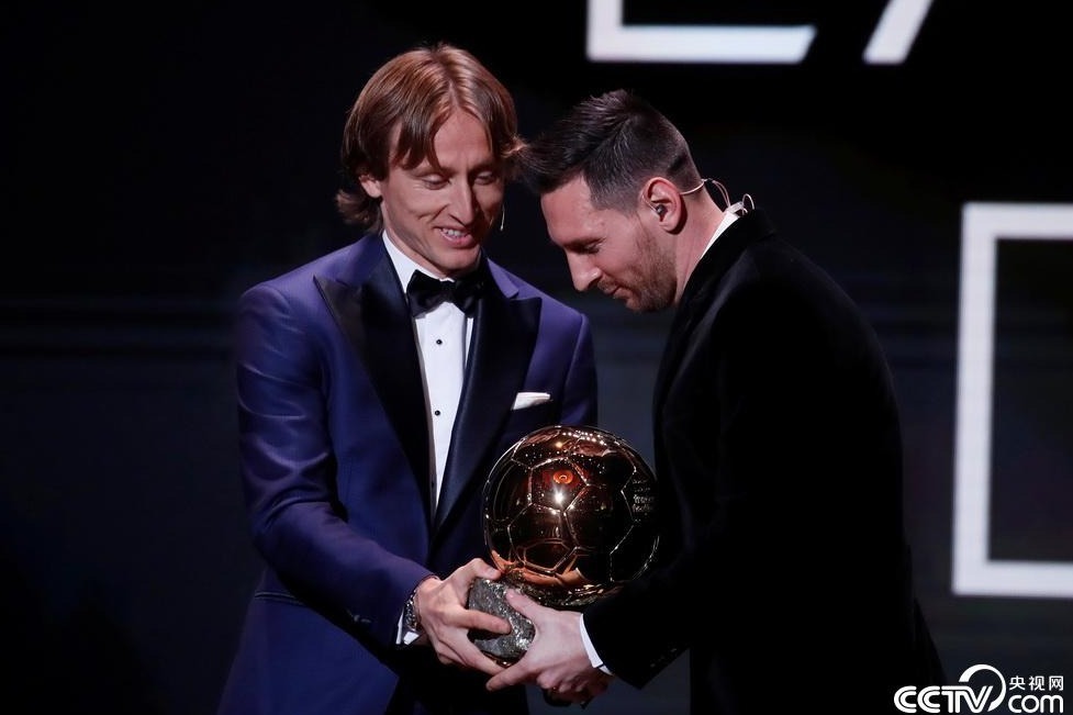 法国巴黎，2019金球奖颁奖典礼，梅西获个人生涯第6座金球奖，超越5次获奖的葡萄牙前锋C罗，独享史上获金球奖次数最多球员的荣耀。