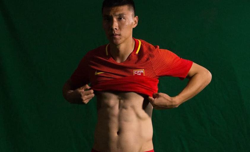 国足害怕解散国足,组团秀肌肉,球迷们真的忍