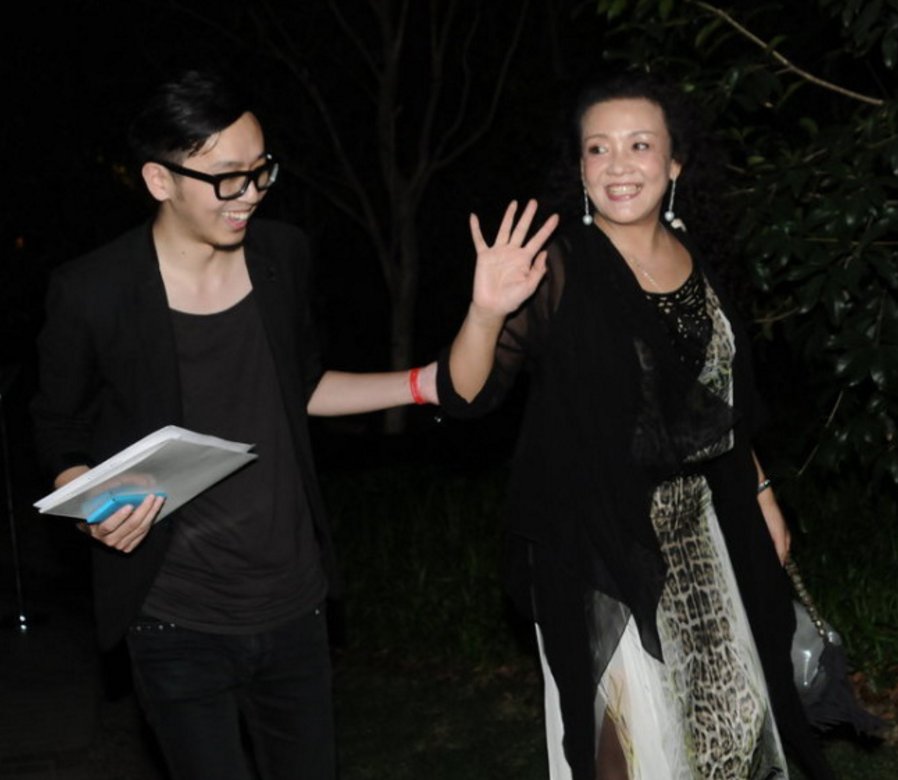 大S婆婆张兰60岁了还穿高开叉裙!这身板快赶