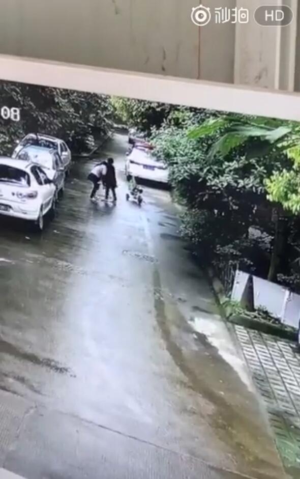 警方回应“成都女子小区抢娃视频” 系精神病发作 警方回应“成都女子小区抢娃视频” 系精神病发作