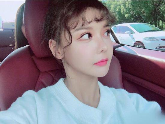 变形计韩安冉越变越美,18岁的她直播卸妆让人一眼看出她整过哪里