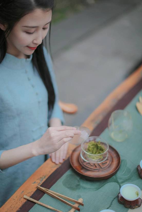 龙井茶园惊现90后最美采茶女,网友直呼美过白浅