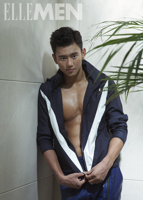 穿衣也能露胸肌。