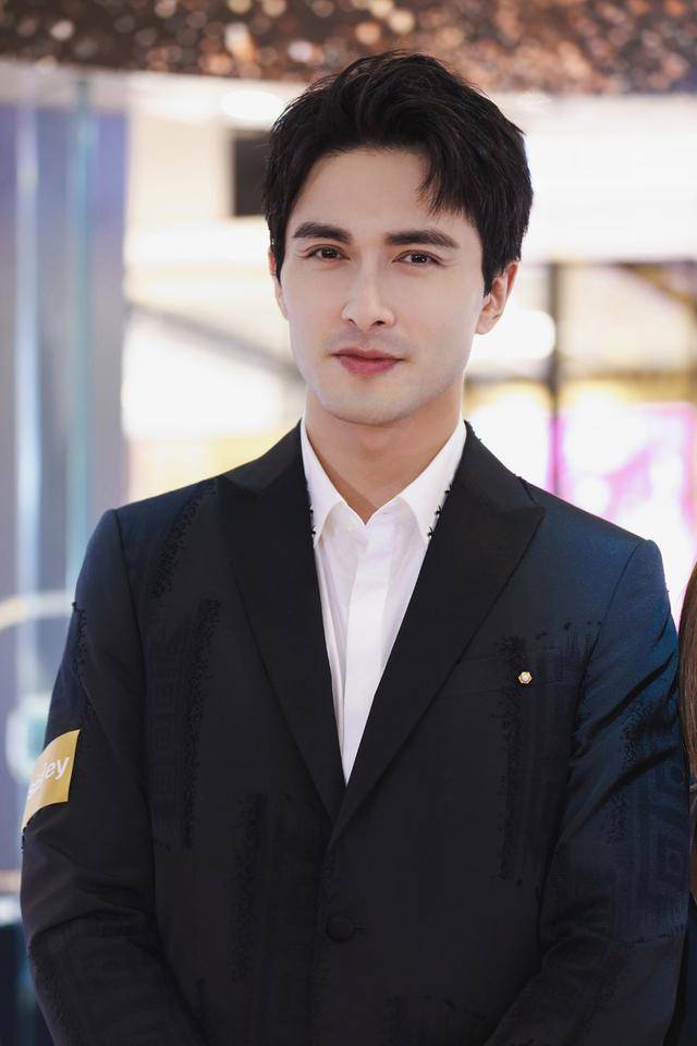 高伟光现身杭州出席商业活动 西服革履气质儒雅 高伟光现身杭州出席商业活动 西服革履气质儒雅