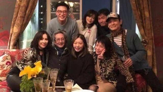 刘嘉玲晒新年聚会照片，55岁叶童罕见现身手上的鸽子蛋亮了