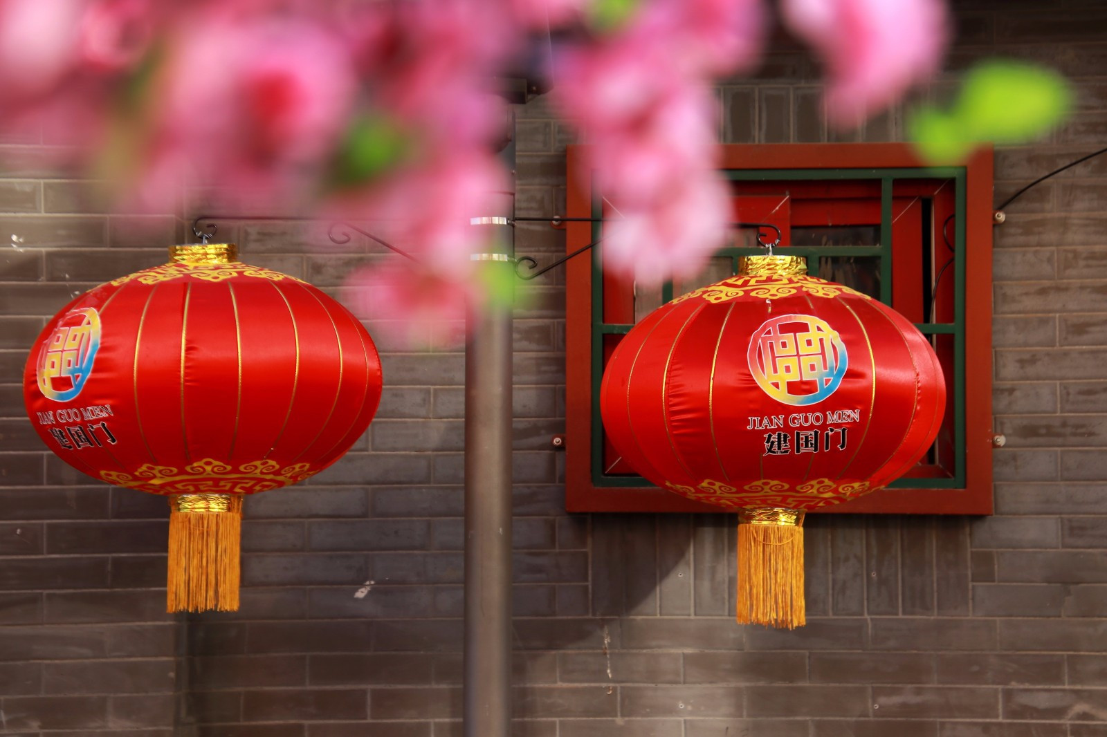 灯笼怎么挂上去门口没钉子 t01047c7f3c9267a3da.jpg?size=1600x1066