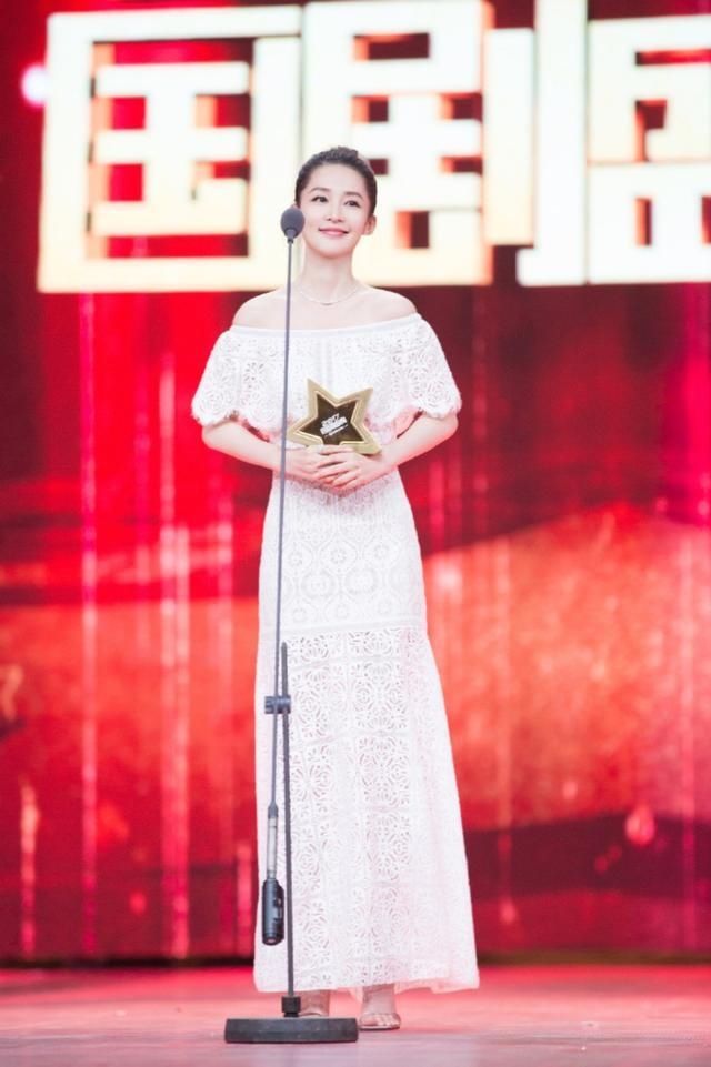 撞脸姐妹花李沁孙怡开年首同框不再像,同穿小