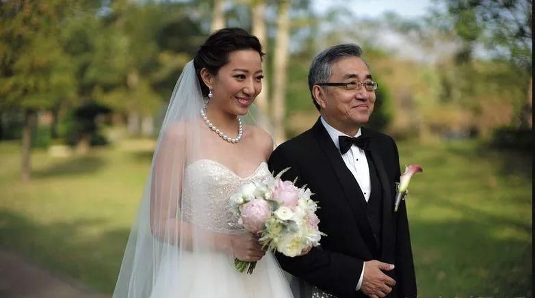 长相堪比凤姐,嫁入豪门竟花8亿办世纪婚礼,被赠送6亿豪宅.