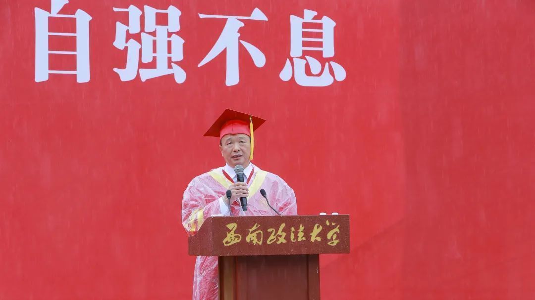 毕业典礼又遇大雨！校长果断省略3500字 用15秒划重点