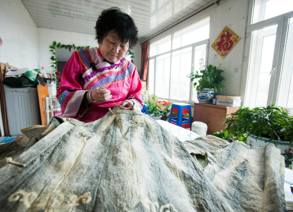 他们是女真族后裔 用鱼皮做衣服 他们是女真族后裔 用鱼皮做衣服