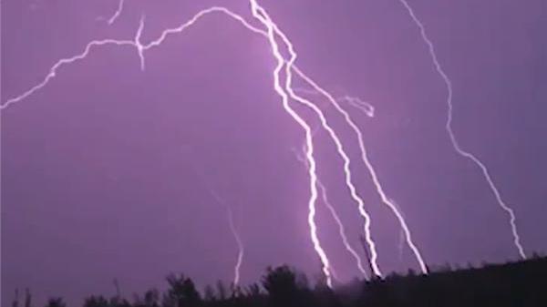 震撼“逆闪”!8倍慢放看罕见上行闪电:7条闪电从地面“腾空而生” 震撼“逆闪”!8倍慢放看罕见上行闪电:7条闪电从地面“腾空而生”