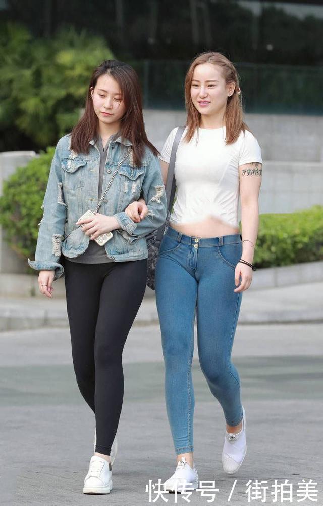 时尚街拍:低腰紧身牛仔裤,穿出美的曲线感,让你