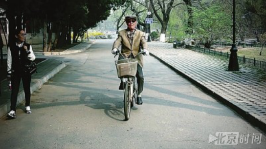 97岁翻译泰斗许渊冲:一天一页,100岁前译完莎