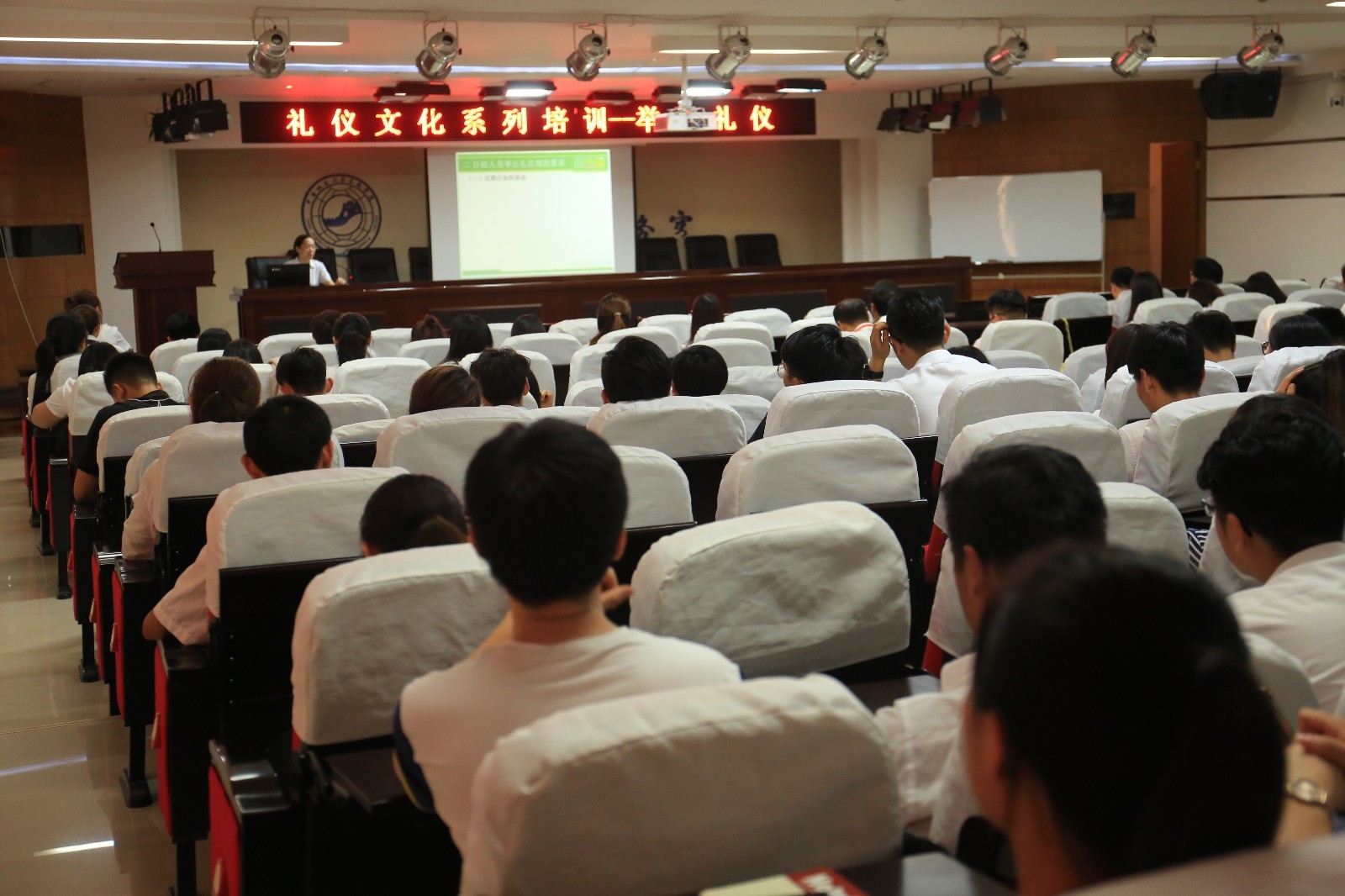 河北科技学院这位女教师创新教学形式《举止礼