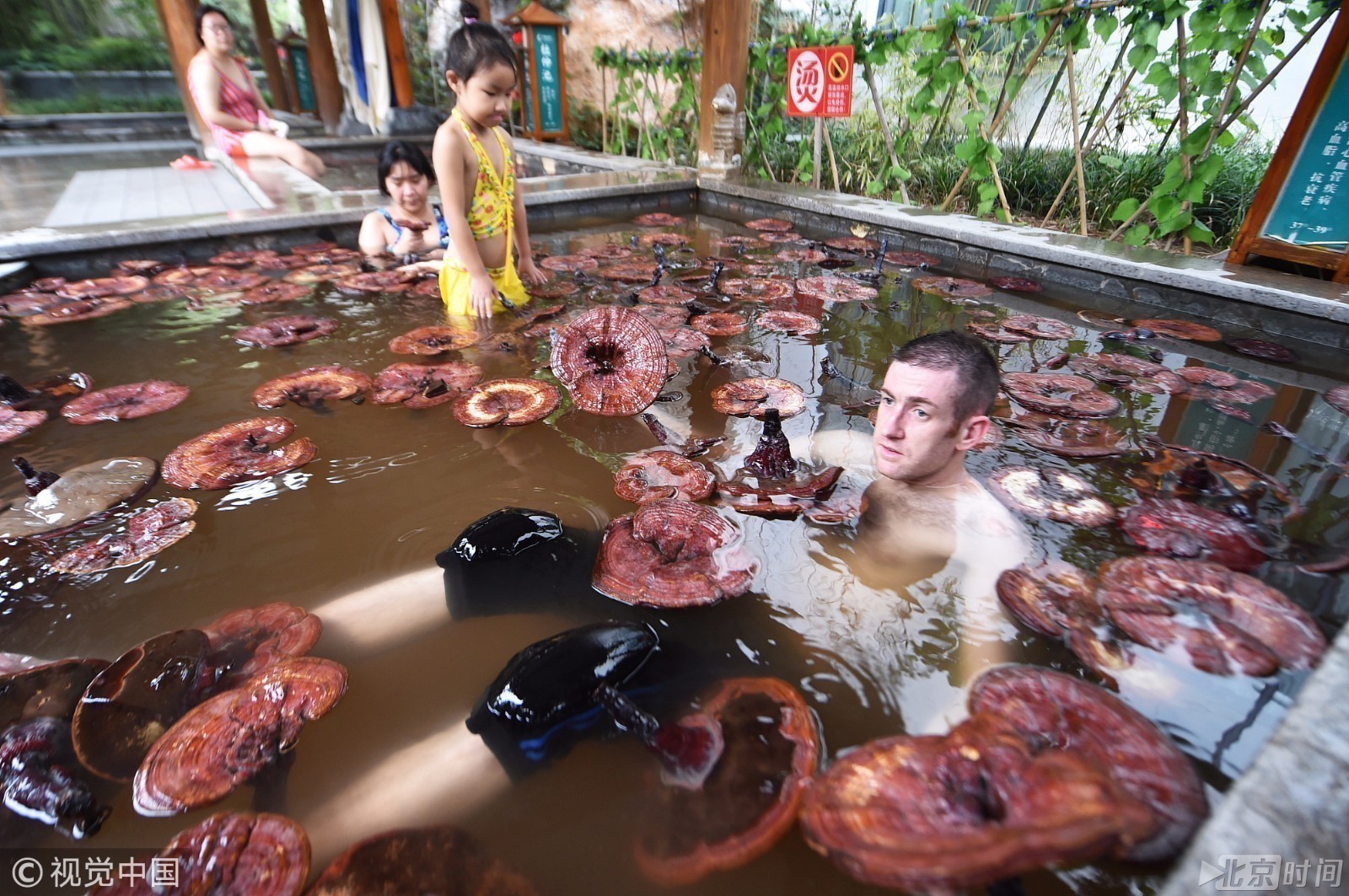 盘点"奇葩"温泉浴:泡人参灵芝 还可涮养生火锅