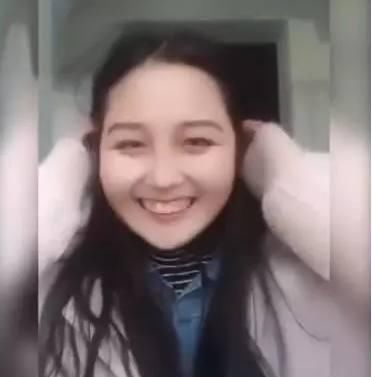 当美女撩开头发那瞬间,瓜子脸变大脸,仿佛重新