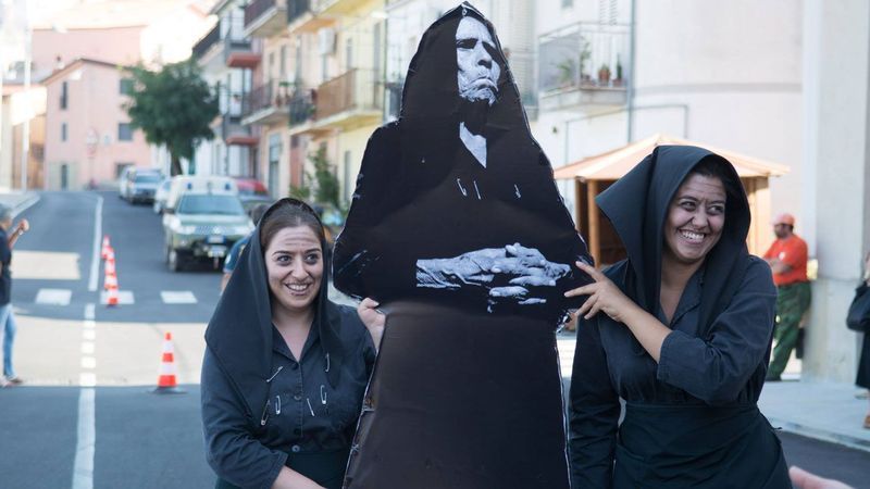 意大利那个村子传说被诅咒,警察看到超速也不