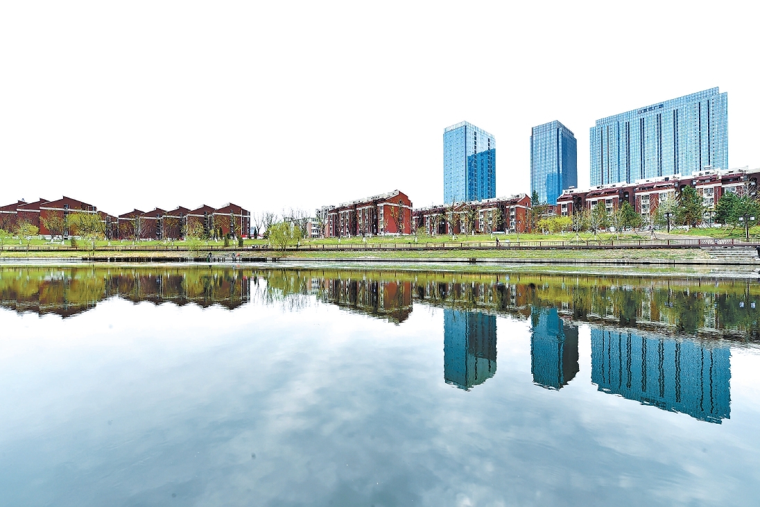 "建于1995年的天桥湾社区,以前是通州出了名的"老破旧",褪色严重的楼