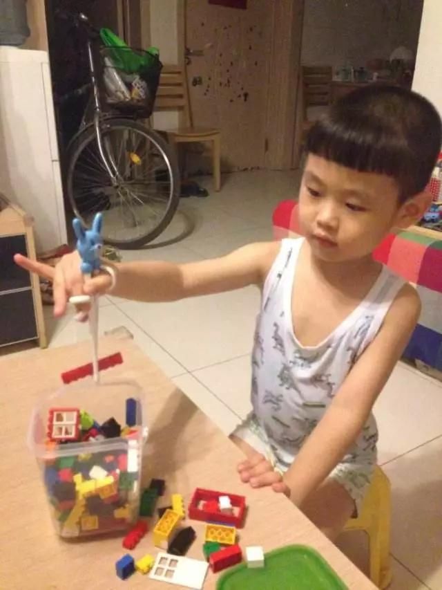 宝宝多大要开始自己吃饭?大多数妈妈都不知道