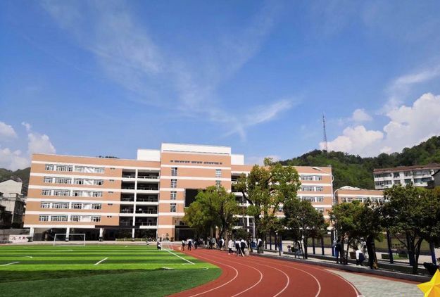 【喜讯】英山实验中学2人签约海军航空兵飞行