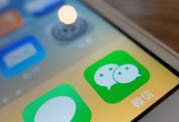 惨!中国女子入境美国被查微信,两次进小黑屋