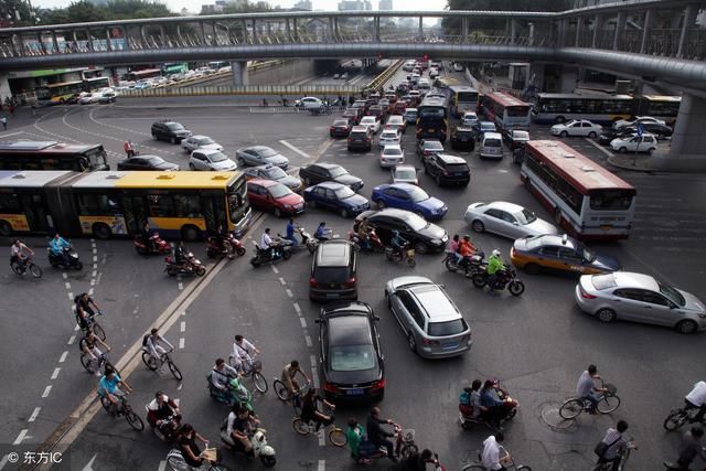 车走直行道但走在了左转车道,绿灯亮了,我就直