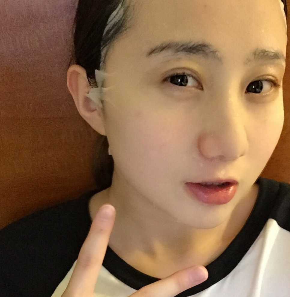 梁馨枰敷面膜也是美美哒。