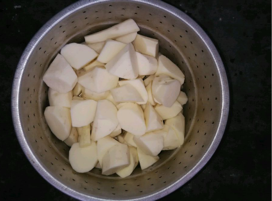 妈做的铁棍山药烧排骨太好吃 爸怨我馋嘴