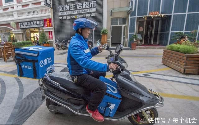 送外卖到高档小区,被保安拦住了,外卖小哥说了