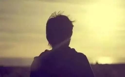 10条表达心情忧伤心累的图片说说短语