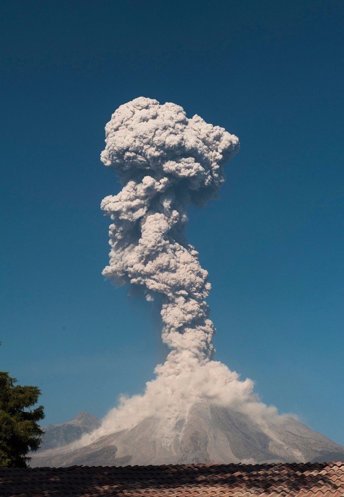 厉害了!这座火山竟喷出一朵广岛蘑菇云